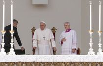 Ο Πάπας Φραγκίσκος φτάνει στην πλατεία του Αγίου Μάρκου για να γιορτάσει μια λειτουργία στη Βενετία, 28 Απριλίου 2024