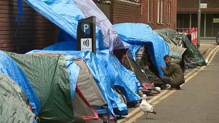 Decine di migranti sono accampati a Dublino accanto all'ufficio che si occupa delle domande di asilo