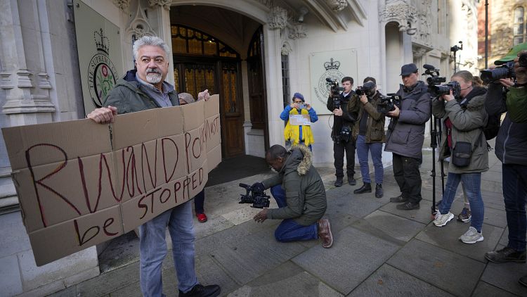 Un manifestante se encuentra frente a la Corte Suprema en Londres, el miércoles 15 de noviembre de 2023.