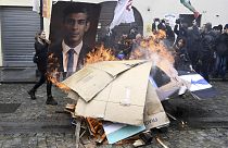 Manifestantes queman una fotografía del primer ministro británico Rishi Sunak durante una manifestación contra la cumbre de ministros de Medioambiente del G7 en Venaria Reale.