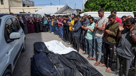 فلسطينيون يقيمون صلاة الجنازة على جثامين عدد من الأشخاص قتلوا خلال القصف الإسرائيلي