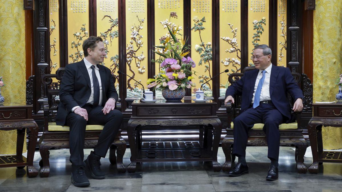 На этой фотографии, опубликованной информационным агентством Синьхуа, основатель и генеральный директор Tesla Илон Маск (слева) встречается с премьер-министром Китая Ли Цяном 