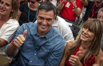 Архив: премьер-министр Испании Педро Санчес с женой Бегоной Гомес во время заключительного митинга предвыборной кампании в Мадриде, июль 2023 г.