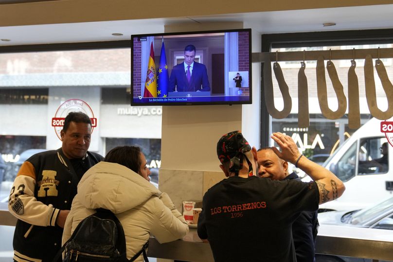 Egy kávéházban figyelik a miniszterelnök bejelntését Madridban