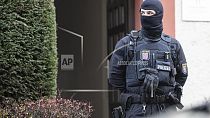 ضابط شرطة يقف بجانب مسكن تم تفتيشه في فرانكفورت خلال مداهمة ضد ما يسمى بـ "مواطني الرايخ" في فرانكفورت، ألمانيا، 7 ديسمبر 2022.