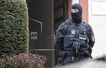 ضابط شرطة يقف بجانب مسكن تم تفتيشه في فرانكفورت خلال مداهمة ضد ما يسمى بـ "مواطني الرايخ" في فرانكفورت، ألمانيا، 7 ديسمبر 2022.