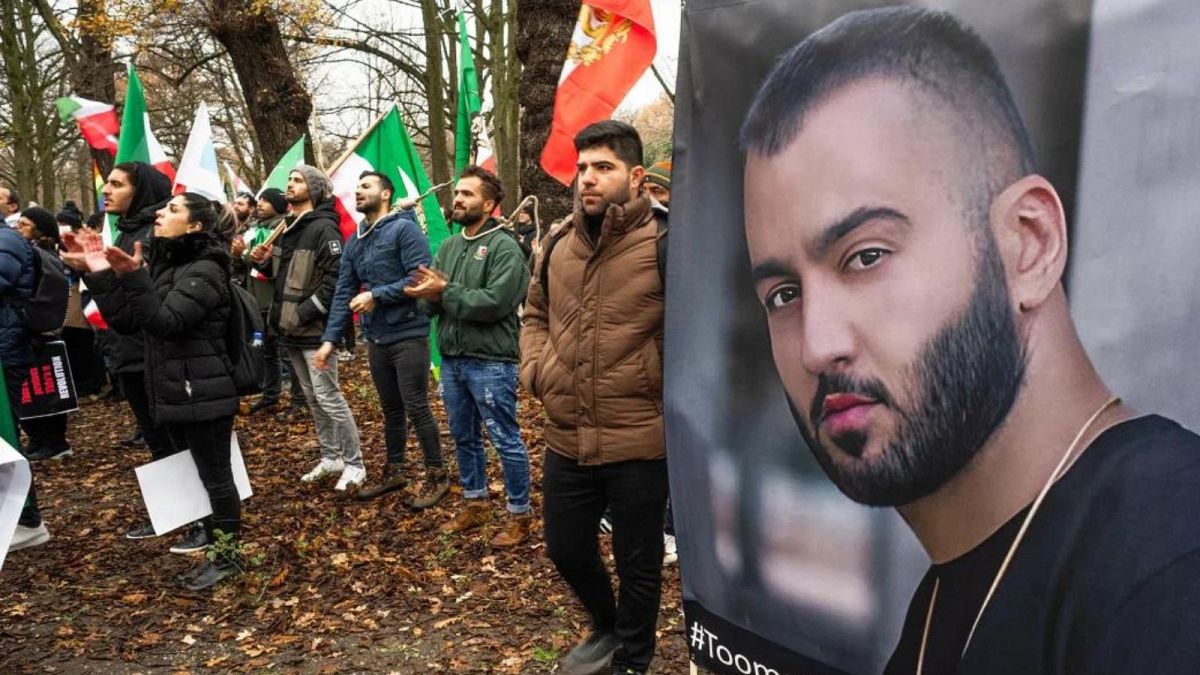 Condenan a muerte al rapero iraní Toomaj Salehi. En la foto: Manifestantes en apoyo de Salehi en La Haya (Países Bajos).