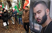 O rapper iraniano Toomaj Salehi condenado à morte — retratado aqui: Manifestantes em apoio a Salehi em Haia, Holanda.