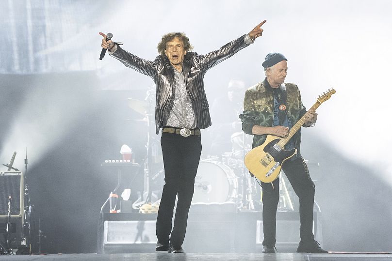 Mick Jagger y Keith Richards de The Rolling Stones actúan durante la primera noche de su gira el 28 de abril de 2024 en Houston.