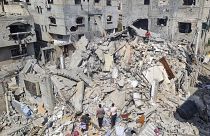 Палестинцы осматривают разрушения после израильского авиаудара в Рафахе, сектор Газа, 29 апреля 2024 г.
