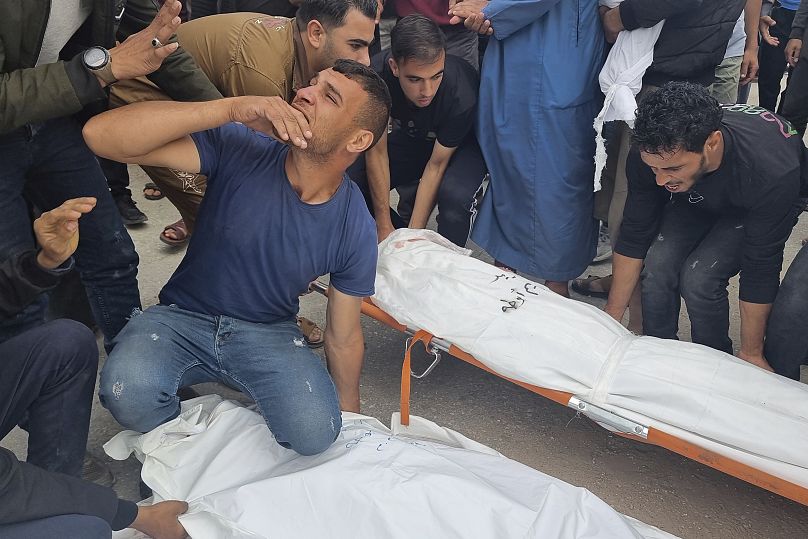 Люди несут тела членов семьи Абу Таха, погибших в результате израильского авиаудара в ночь на понедельник на кладбище Аль-Салам, к востоку от Рафаха, 29 апреля 2024 г.