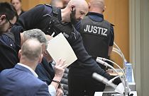 Die Angeklagten werden in den Stuttgarter Gerichtssaal geführt, 29. April 2024 
