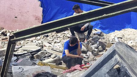 Romok egy izraeli légicsapás után Rafahban
