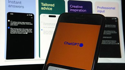 La aplicación ChatGPT de OpenAI se mostró en un iPhone en Nueva York en mayo del año pasado