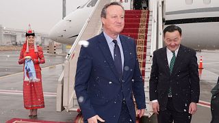 دیوید کامورن وزیر امور خارجه بریتانیا در جریان تور پنج روزه خود به کشورهای آسیایی وارد مغولستان می‌شود، ۲۵ آوریل ۲۰۲۴