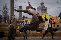 Un joven baila durante una muestra de tradiciones de Masnytsia, una fiesta que se origina en la época pagana y que celebra el final del invierno, en Kiev, Ucrania, el 16 de marzo de 2024.