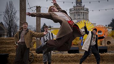 Um jovem dança durante um espetáculo de tradições para a Masnytsia, feriado que se origina nos tempos pagãos, comemorando o fim do inverno, em Kiev, Ucrânia, 16 de março de 2024.