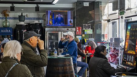 Clienti in un bar mentre il primo ministro spagnolo Pedro Sanchez annuncia in tv che non si dimetterà, Madrid, Spagna, 29 aprile 2024
