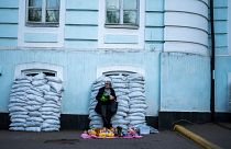 زنی در حال فروش اسباب بازی در کی‌یف اوکراین، آوریل ۲۰۲۴
