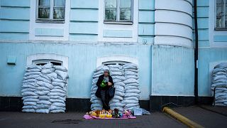 زنی در حال فروش اسباب بازی در کی‌یف اوکراین، آوریل ۲۰۲۴