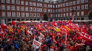 La gente se reúne durante una protesta para exigir salarios más altos en la plaza de la Alcaldía de Madrid, España, el jueves 3 de noviembre de 2022. 