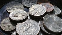 Los cuartos, monedas de cinco, diez y centavos se colocan en un tazón el jueves 31 de marzo de 2022 en Tigard, Oregon. 