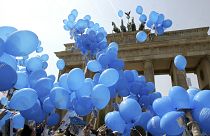 Des ballons bleus avec le slogan « Europa (Europe) » volent lors d'un événement de l'UE devant la porte de Brandebourg à Berlin, un jour avant l'élargissement de l'UE, le 30 avril 2004