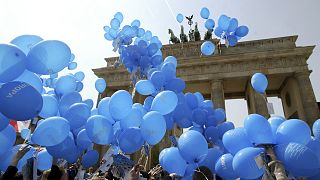 Balões azuis com o lema “Europa (Europa)” voam durante um evento da UE em frente ao Portão de Brandemburgo, em Berlim, um dia antes do alargamento da UE, 30 de Abril de 2004