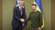 Die NATO hat der Ukraine nicht rechtzeitig die Waffen geliefert, die sie ihr versprochen hat. Das räumte der NATO-Generalsekretär Jens Stoltenberg in Kiew ein. 