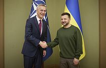 Die NATO hat der Ukraine nicht rechtzeitig die Waffen geliefert, die sie ihr versprochen hat. Das räumte der NATO-Generalsekretär Jens Stoltenberg in Kiew ein. 