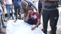 فلسطيني ينعى أحد افراد عائلته من ضحايا القصف الإسرائيلي في مخيم النصيرات. 2024/04/29