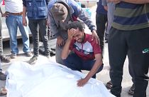 فلسطيني ينعى أحد افراد عائلته من ضحايا القصف الإسرائيلي في مخيم النصيرات. 2024/04/29