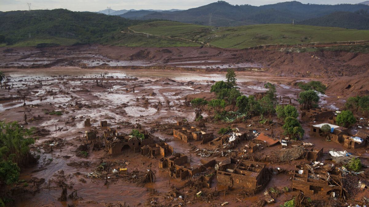 Brezilya'nın Minas Gerais eyaletindeki Bento Rodrigues kasabasında bir barajın patlamasının ardından oluşan enkazın havadan görünümü, 2015