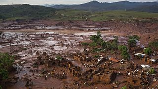 Brezilya'nın Minas Gerais eyaletindeki Bento Rodrigues kasabasında bir barajın patlamasının ardından oluşan enkazın havadan görünümü, 2015