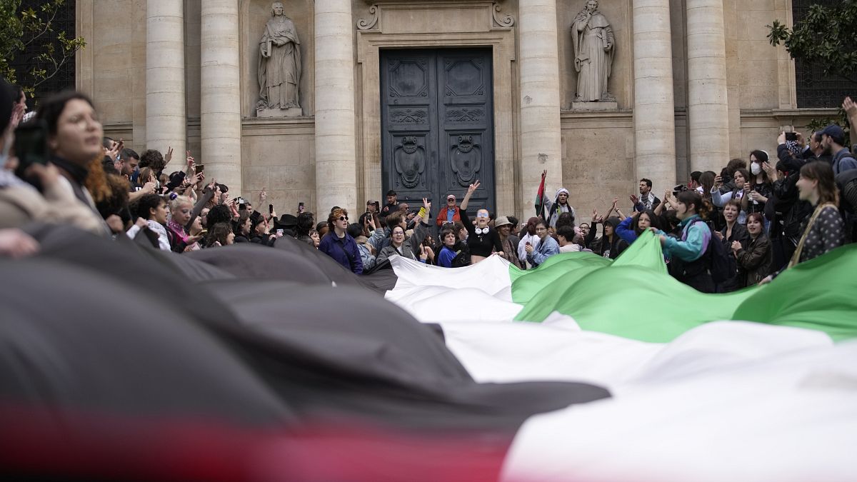 Des étudiants manifestent devant l'université de la Sorbonne avec un immense drapeau palestinien, le 29 avril 2024 