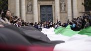 Estudiantes a favor de Palestina se manifiestan frente a una de las puertas de entrada a la universidad de La Sorbona, el lunes 29 de abril de 2024 en París.