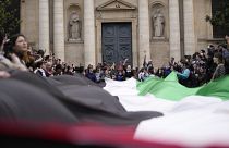 Studenten demonstrieren vor der Universität Sorbonne mit einer riesigen palästinensischen Flagge, 29. April 2024 