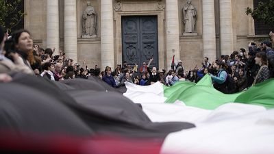Studenten demonstrieren vor der Universität Sorbonne mit einer riesigen palästinensischen Flagge, 29. April 2024 