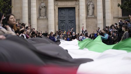 Estudiantes a favor de Palestina se manifiestan frente a una de las puertas de entrada a la universidad de La Sorbona, el lunes 29 de abril de 2024 en París.