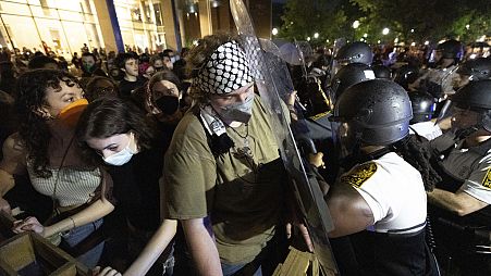 Manifestantes y agentes del orden se enfrentan durante una concentración propalestina en la Virginia Commonwealth University, el lunes 29 de abril de 2024, en Richmond
