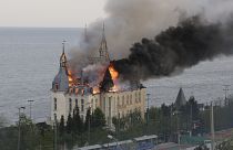 Ein Gebäude der Rechtsakademie von Odessa brennt nach einem russischen Raketenangriff in Odessa, Ukraine, am 29. April 2024