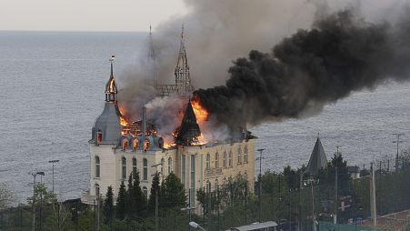 Um edifício da Academia de Direito de Odessa está a arder depois de um ataque com mísseis russos em Odessa, Ucrânia, 29 de abril de 2024