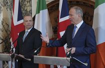 Il segretario per l'Irlanda del Nord, Chris Heaton-Harris, a sinistra, e il vice premier irlandese Micheál Martin in conferenza stampa a Londra (29 aprile 2024)