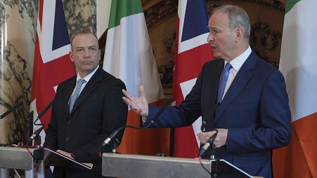 Il segretario per l'Irlanda del Nord, Chris Heaton-Harris, a sinistra, e il vice premier irlandese Micheál Martin in conferenza stampa a Londra (29 aprile 2024)