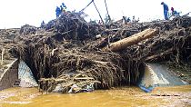 Des habitants de Mai Mahiu au Kenya constatent les dégâts après la rupture d'un barrage