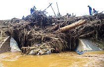 Des habitants de Mai Mahiu au Kenya constatent les dégâts après la rupture d'un barrage