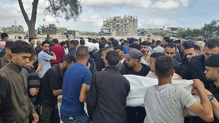 مشيعون يحملون جثامين أفراد من عائلة أبو طه الذين قتلوا في غارة جوية إسرائيلية، أثناء تشييع في مقبرة السلام، شرق رفح، قطاع غزة