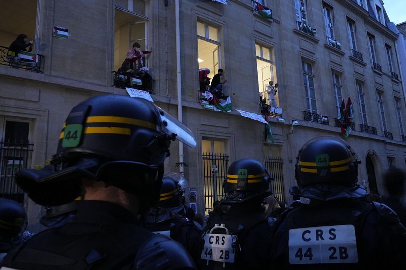 Çevik kuvvet polisleri 26 Nisan Cuma günü Paris'teki Sciences-Po üniversitesine müdahale ederken