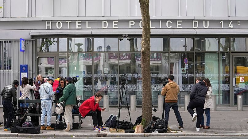 Reporteros esperando frente a la comisaría donde estaba siendo interrogado el actor francés Gérard Depardieu el 29 de abril de 2024