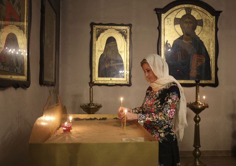 Zsófia gyertyát gyújtott a bucsai Szent András templomban. Bucsában rengeteg helyit mészároltak le a visszavonuló orosz csapatok